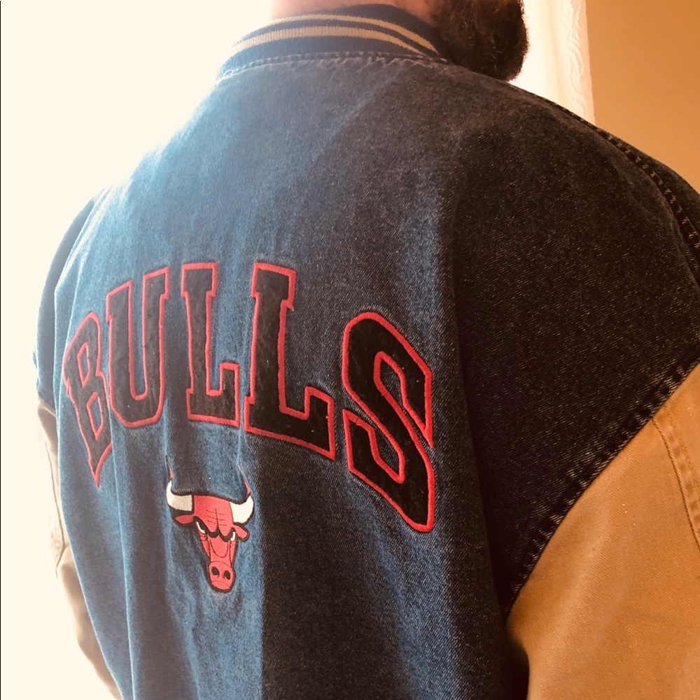 🚨🚀 VINTAGE 90s CHICAGO BULLS DENIM JACKET 🚀🚨